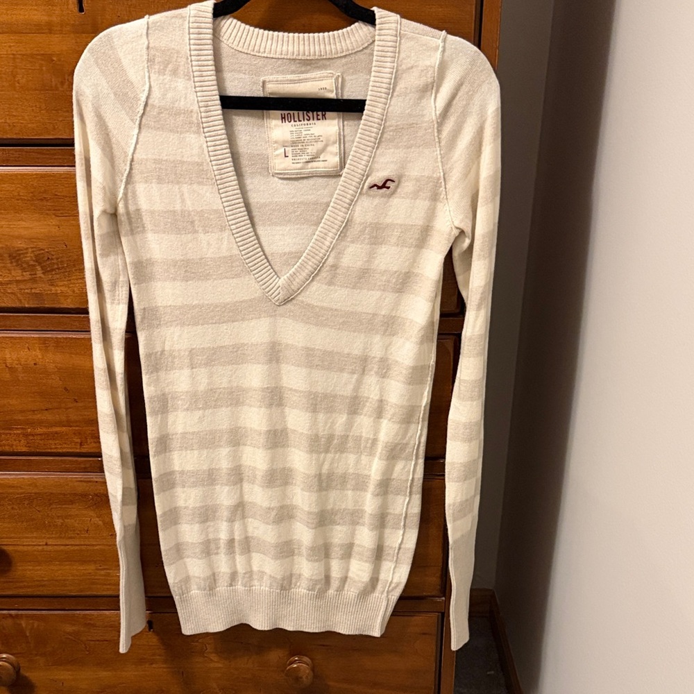 Hollister Women's V-Neck Cream Sweater